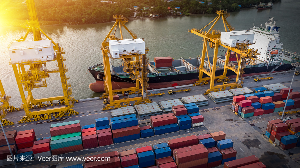 物流与运输的集装箱货轮和货机与工作起重机桥在日出船厂,物流进出口和运输行业背景
